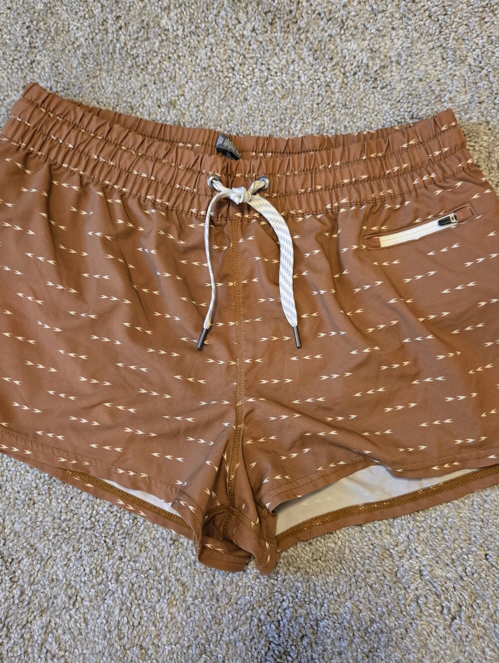 Vuori Womens Clementine Short in Tumeric Arrows Large L - Picture 2 of 7